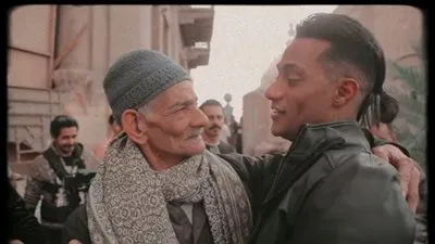 الزعيم المنتظر.. محمد رمضان يستقبل معجب له بالأحضان والبوس