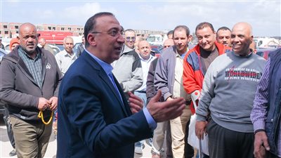 محافظ الإسكندرية يفتتح معرض 