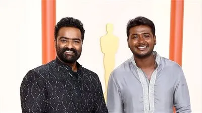 مغنيان Naatu Naatu بالزي الهندي التراثي على السجادة البيضاء بجوائزالاوسكار Oscars 2023