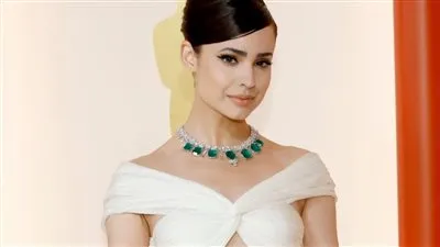 صوفيا كارسون بإطلالة ملائكية على السجادة البيضاء بجوائز الأوسكار Oscars 2023