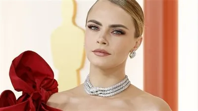 كارا ديلفين بإطلالة حمراء جذابة على السجادة البيضاء بحفل الأوسكار Oscars 2023
