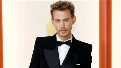 لحظة وصول أستون بتلر للسجادة البيضاء بحفل الأوسكار Oscars 2023 (صورة)