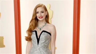 جيسكا شاستين تظهر بإطلالة جذابة على السجادة البيضاء بحفل الأوسكار Oscars 2023