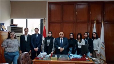 عميد حقوق عين شمس يكرم الفريق المشارك في مسابقة جامعة أكسفورد للمحاكمة الصورية