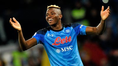 فيكتور أوسيمين يحسم الجدل بشأن انضمامه إلى مانشستر يونايتد