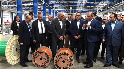 رئيس الوزراء يتفقد مصنع 