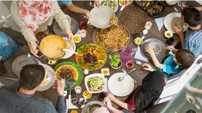 طبيب يكشف عن أفضل نموذج للإفطار الصحي في رمضان (فيديو)