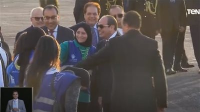 شاهد.. الرئيس السيسي يلتقط صور سيلفي مع شباب مبادرة كتف في كتف