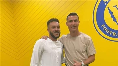 بجلباب أبيض.. ويجز بصحبة رونالدو في الرياض (صورة)