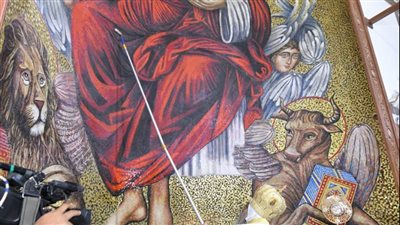 البابا تواضروس يدشن كنيسة الملكة هيلانة بالمعادي ويهدي جزءًا من رفاتها