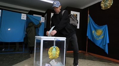 الكازاخستانيون يواصلون الإدلاء بأصواتهم في الانتخابات البرلمانية المبكرة