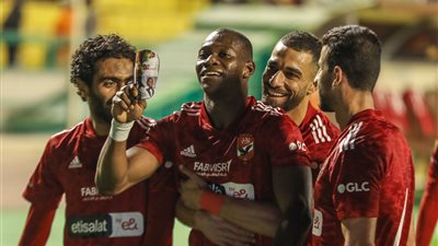 عاجل.. محترف الأهلي يصدر أزمة قبل موقعة الهلال الحاسمة والأحمر يتحرك