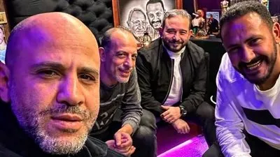 عزيز الشافعي يرفع مستوى الحماس لجمهوره من داخل الأستديو