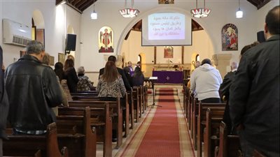 رئيس أساقفة الكنيسة الأسقفية يترأس صلوات القداس الإلهي