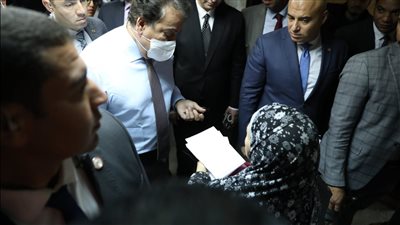 وزير الصحة يتفقد أماكن انتظار المرضى ويلتقي بمواطني المعهد القومي للقلب