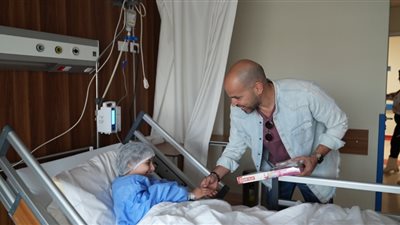 أبو في زيارة مبهجة لأطفال مستشفى الناس