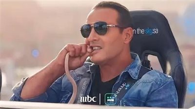 ذنبك في رقبة رامز.. أحمد السقا يعتذر للثعبان بعد انتزاع رقبته