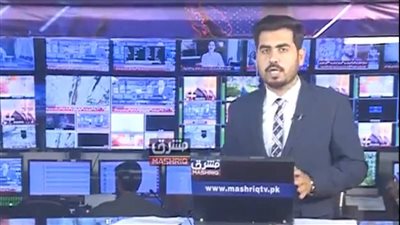 والاستوديو يهتز به.. مذيع باكستاني يبث خبر الزلزال الذي ضرب بلاده (فيديو)