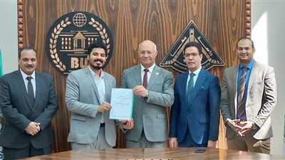 رئيس جامعة بنها يسلم عقود 6 مشروعات لتأسيس شركات ناشئة 