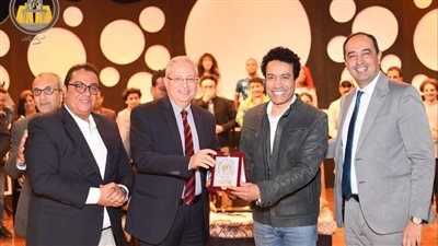  الفنان سامح حسين يتألق فى عرض مسرحى بجامعة حلوان