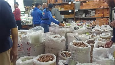 إقبال وزحام على شوادر الياميش قبل رمضان بساعات فى المنصورة (صور)