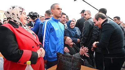 شاهد.. أهالي طلبة كلية الشرطة يستقبلون الرئيس السيسي بدعوات من القلب