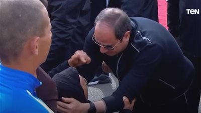 في لفتة إنسانية.. السيسي يقبل رأس سيدة مُسنة بأكاديمية الشرطة