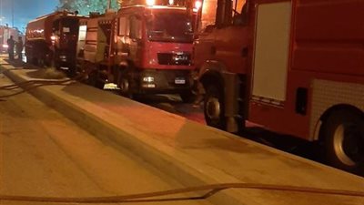 الدفع بـ 15 سيارة للسيطرة على حريق شب بمصنع بالعبور