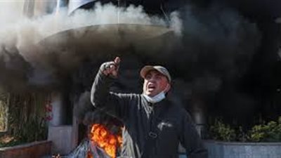 عاجل.. محتجون يحرقون الإطارات أمام مصرف لبنان