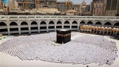 جموع المصلين تؤدي صلاة أول جمعة في رمضان بالمسجد الحرام