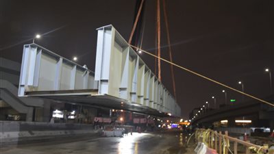 محافظ القليوبية يُتابع رفع وتركيب كوبري مشاه «الثلاجة» بشبرا الخيمة - صور