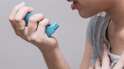 استشاري مناعة يوجه نصائح لتجنب الإصابة بحساسية الصدر (فيديو)