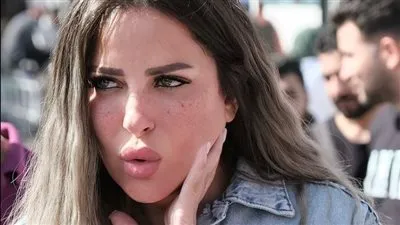 ريم مصطفى ثائرة وتشارك في جمعة الغضب بالحلقة الثامنة من سره الباتع