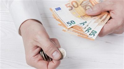 تكهنات تحريك الجنيه تدفع أسعار العملات العربية والأجنبية إلي تباين أسعارها اليوم