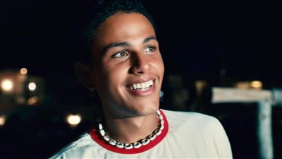 عمرو دياب يدعم نجله عبد الله بعد طرح أغنيته الجديدة 