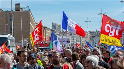 عاجل.. الشرطة الفرنسية تطلق قنابل الغاز المسيل للدموع لتفريق المتظاهرين