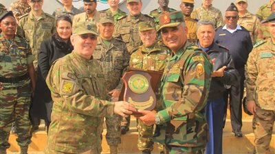 القوات المسلحة تنظم زيارة للملحقين العسكريين العرب والأجانب إلى قيادتي المظلات والصاعقة