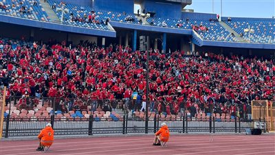 جماهير الأهلي تملئ مدرجات ستاد القاهرة قبل موقعة الهلال السوداني.. فيديو