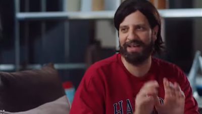 'الصفارة' الحلقة 10.. أحمد أمين يخرج عن شعوره ويثور.. ويصبح مريضا نفسيا مقيدا في سرير