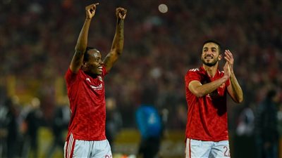 احتفال وسعادة كبيرة بين لاعبي الأهلي والجماهير في ستاد القاهرة 