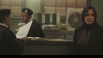 ياسمين عبدالعزيز تذهب إلي قسم الشرطة في أحداث الحلقة العاشرة من مسلسل ضرب نار 