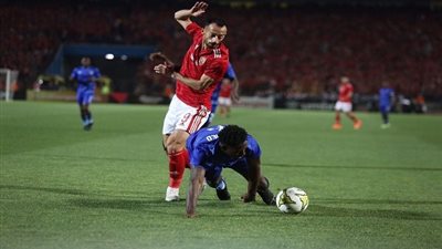 عاجل.. الأهلي يعلن توقيع عقوبة مالية على أحمد عبدالقادر 