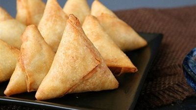 أكلات رمضان.. تعرف على طريقة عمل عجينة السمبوسة