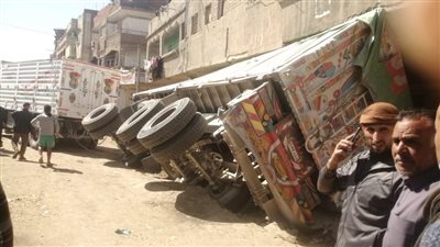 تفاصيل انقلاب مقطورة سيارة نقل على منزل بالدقهلية