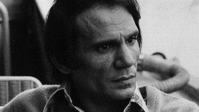 من رحم المعاناة صنعوا نجوميتهم.. مشاهير تربوا داخل دار أيتام 