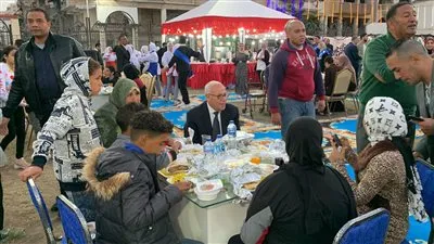 محافظ بورسعيد يتناول وجبة الإفطار مع أسرة وأطفال أيتام