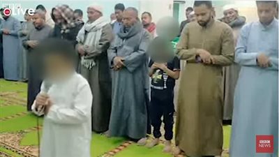 طفل يؤم المصلين في التراويح ويثير الجدل بالأقصر.. و