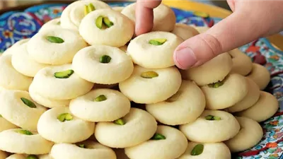 أسعار كحك العيد 2025 في مصر.. قائمة بالأسعار في بعض المحلات الشهيرة ومقارنتها بالمخابز التقليدية.. 