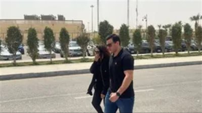 وصول دنيا سمير غانم ورامي رضوان جنازة والد دينا الشربيني 