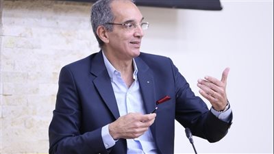وزير الاتصالات: تنفيذ مشروعات لرفع كفاءة الإنترنت فى كافة أنحاء الجمهورية